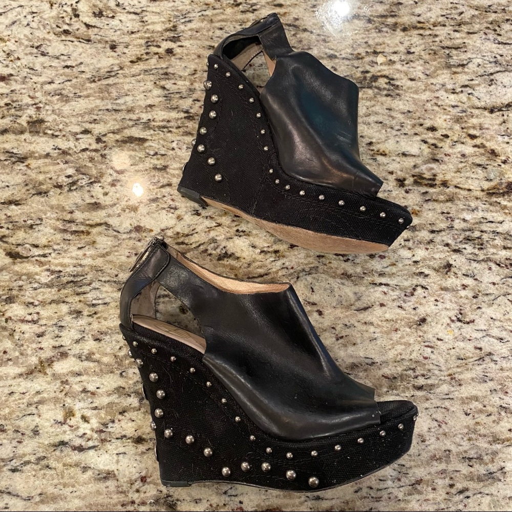 House of Harlow wedged shoe